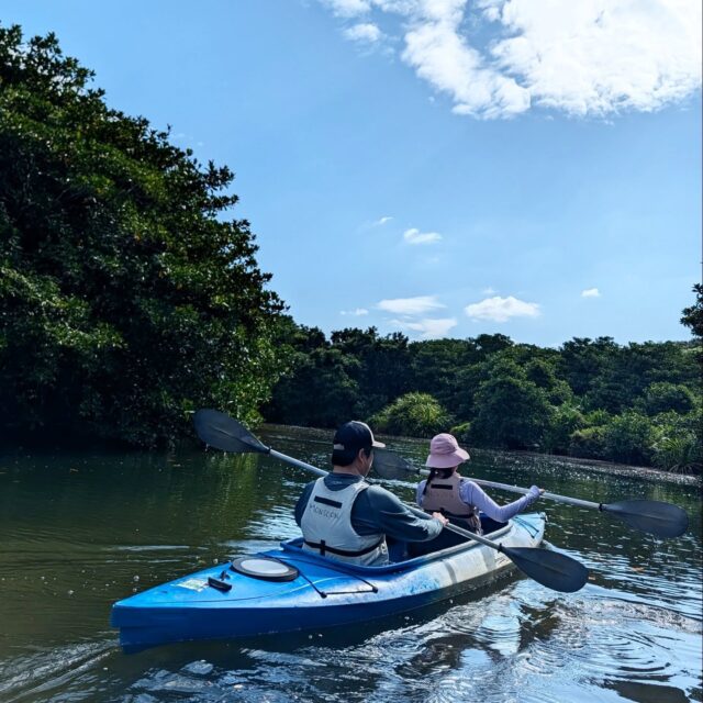 🌿✨世界自然遺産で遊ぼう✨🌿
今回ご紹介するのは…  🏞ピナイサーラの滝【1日コース】！！
西表島の大自然を
“丸ごと1日”楽しめる贅沢ツアー🌳🚣‍♀️
カヤックでマングローブを進み、
ジャングルをトレッキングして辿り着くのは…
沖縄最大級の滝✨
滝上＆滝壺、どちらも行けるのは
1日コースだけの特別体験🔥  ——こんな人におすすめ👇——
✔ 半日じゃ物足りない！
✔ とことん自然の中で遊びたい！
✔ カヤックもトレッキングも両方楽しみたい！
✔ 体力にはちょっと自信あり💪
✔ 高い場所＆絶景が好き！
⭕️高い所が苦手じゃない人は滝上から滝つぼをのぞき込んでみよう！！もちろん腹ばいでね…  非日常のジャングル体験で
心も体もリフレッシュしよう🌿✨  #西表島モンスーン #ピナイサーラの滝 #世界自然遺産
#カヤック #トレッキング